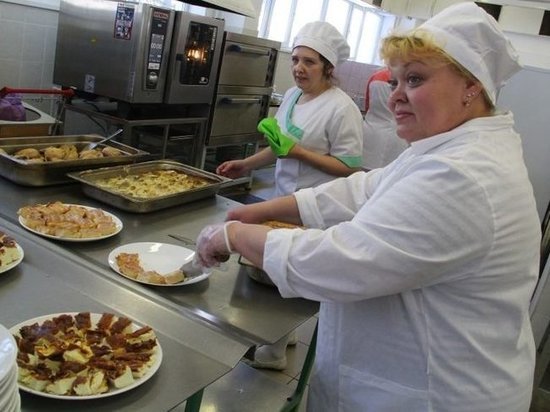 Облправительство спланировало субсидию на питание в омских школах на три года вперёд