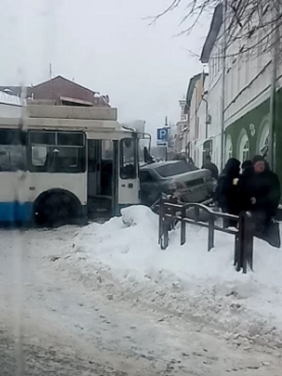 В центре Рыбинска троллейбус протаранил легковушку