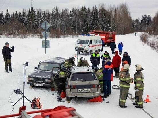 В Холмогорском районе прошли учения спасателей в условиях ДТП