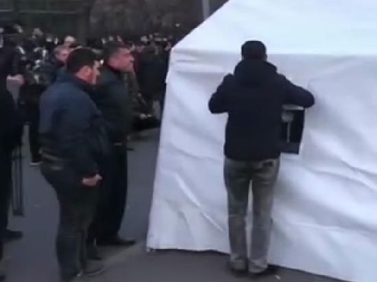 Оппозиция установила палатки перед зданием парламента в Ереване