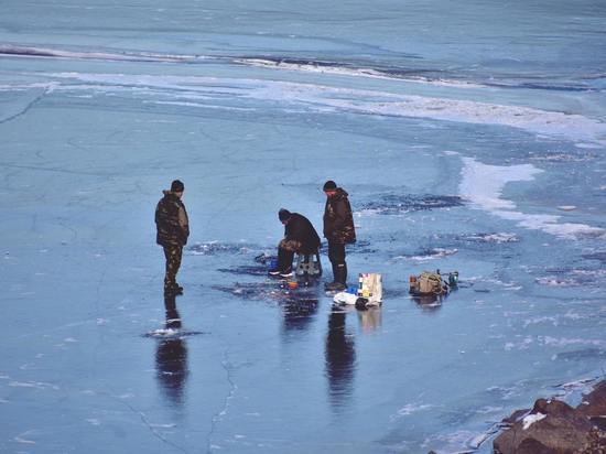 Сахалинские спасатели не будут поднимать утонувшие снегоходы