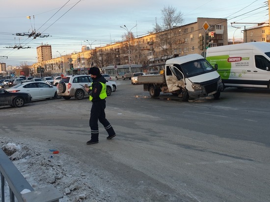 В Екатеринбурге в массовом ДТП пострадали четыре человека
