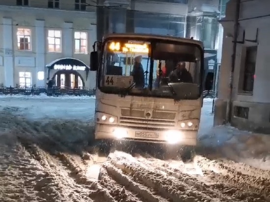 В Ярославле жители сами толкали автобус, чтобы вернуться домой