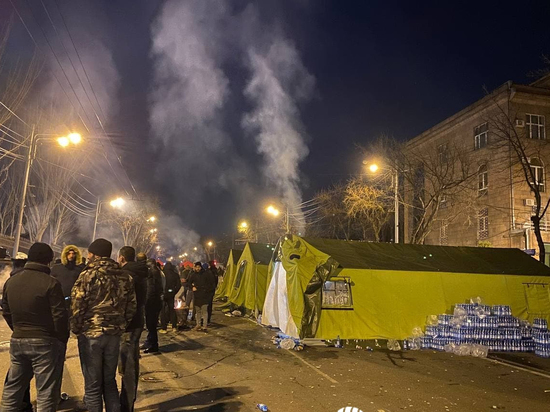 К палаточному лагерю в Ереване стягиваются сторонники оппозиции
