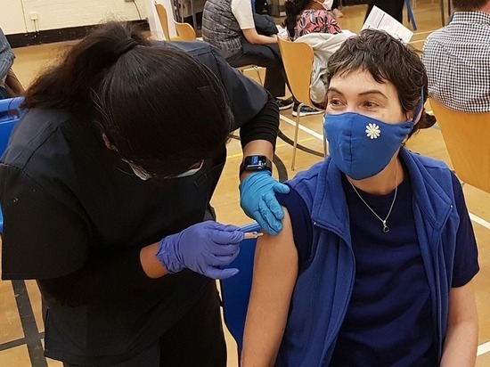 Жители Татарстана на антиковидную вакцинацию могут записаться в МФЦ