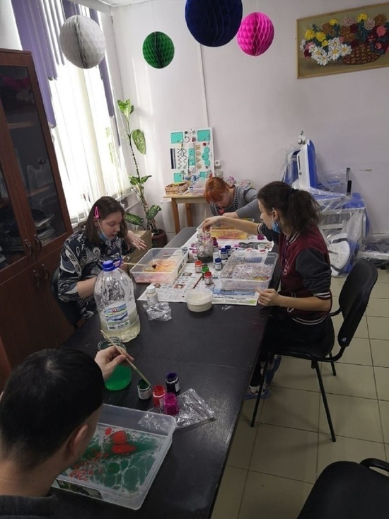 В Костромском доме-интернате в Заволжском пациенты осваивают рисование в технике Эбру