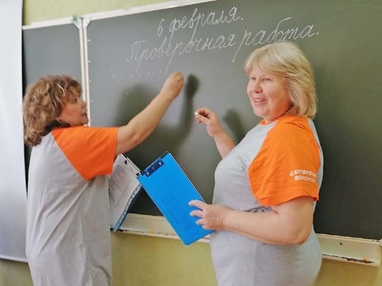 «Серебряные» волонтеры помогают учить волгоградских школьников