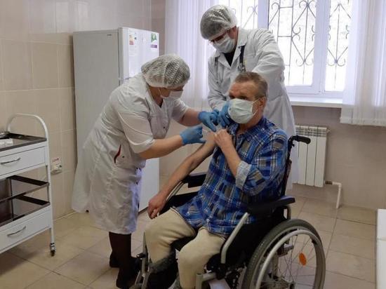 В Тюменской области от ковида прививают сотрудников и подопечных организаций соцобслуживания