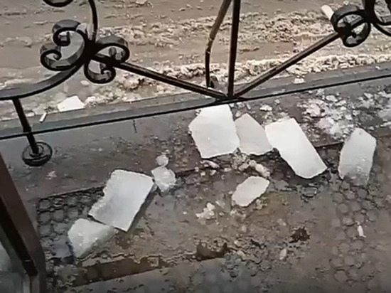 Петербуржец ищет свидетелей того, как на него упала льдина