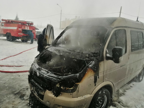 В Новочебоксарске горел микроавтобус, в Канашском районе — грузовик