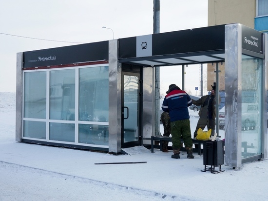 Снесенную ураганным ветром теплую остановку в Салехарде отремонтировали