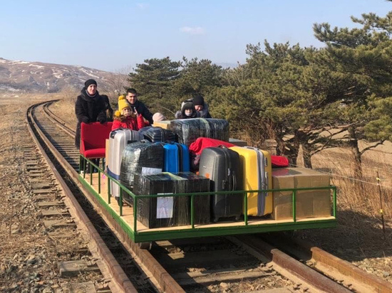 Кремль назвал "тернистым" возвращение дипломатов на дрезине из КНДР