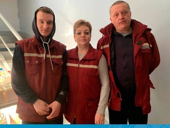 На Урале бригада скорой помощи спасла пять человек из горящего дома