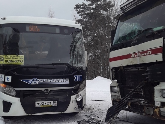  Фура и автобус столкнулись на трассе в Карелии