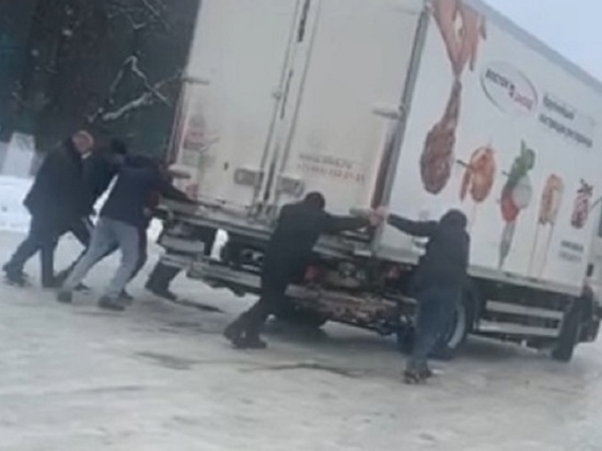 В Ярославле из-за гололеда горожане вынуждены толкать троллейбусы и грузовики