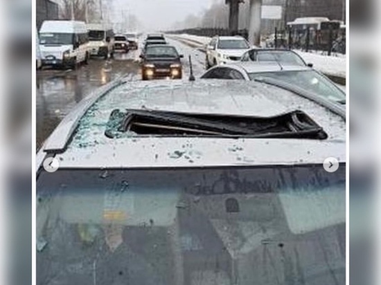В Рязани с крыши надземного перехода на машину рухнула глыба льда