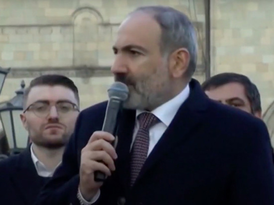 В Армении протестующие «казнили» Пашиняна и его супругу