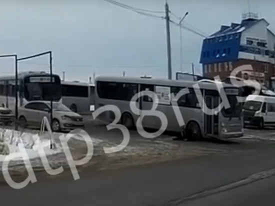 Водитель автобуса в Иркутске протащил зажатого дверью пассажира по земле