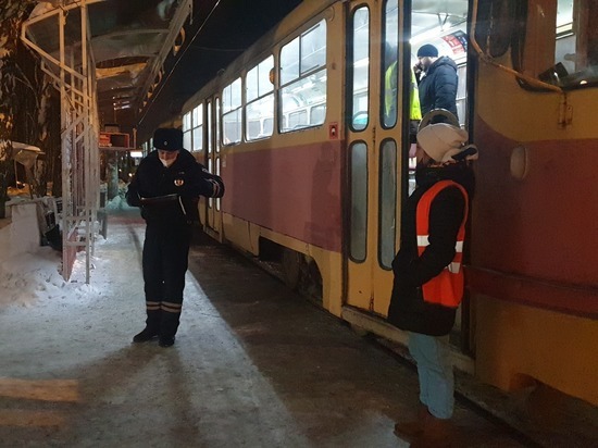 В Екатеринбурге ребенка зажало в дверях трамвая