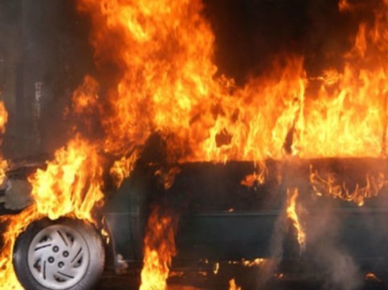 На парковке в Твери загорелся автомобиль