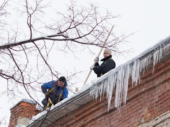 После снегопада в Костроме будут чистить крыши и сбивать сосульки