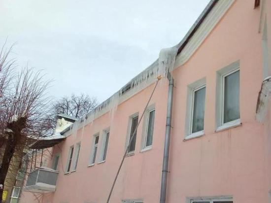 Рязанцев просят сообщать о снеге и наледи на крышах домов