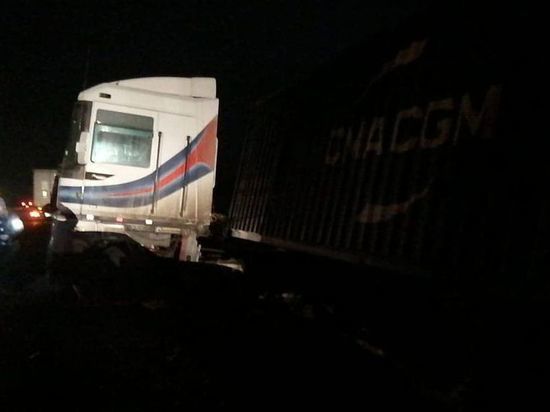 В Тимашевском районе водитель иномарки погиб под колесами фуры