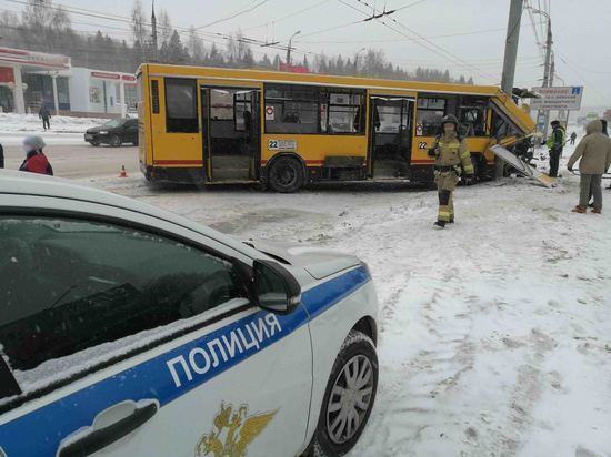В ДТП с пассажирским автобусом в Ижевске пострадали 6 человек