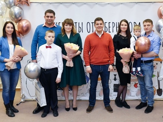 Молодые семьи получили жилищные сертификаты от губернатора Ямала
