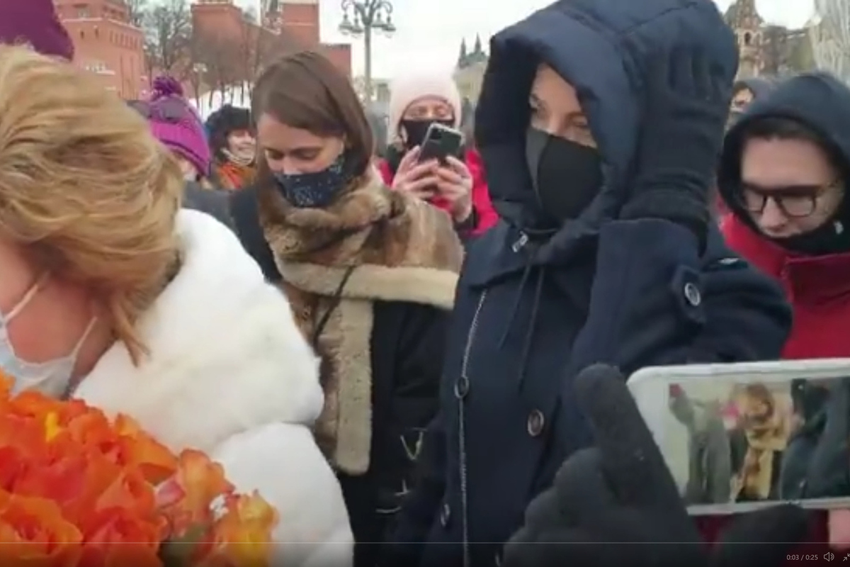 На прощание с навальным пришло. Яшин на мосту Немцова. Навальный на похоронах Немцова. Навальный ну похоронах Немцова.