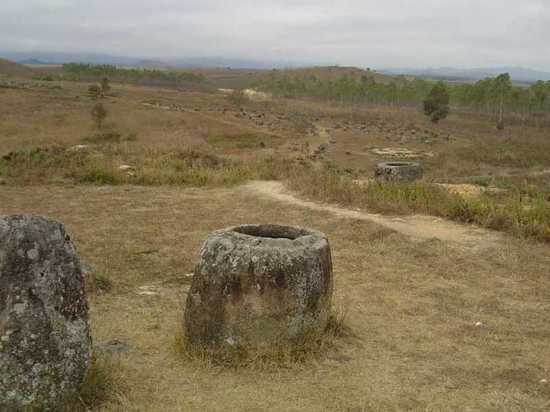 В древних каменных сосудах Лаоса хранили тела мертвых