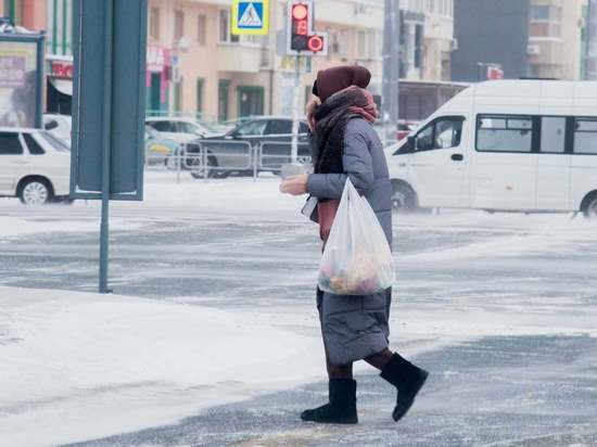 На улицах Челябинска гололед, люди падают и получают травмы