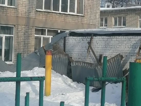 Из-за таяния снега в Рязани обрушилась крыша веранды детского сада