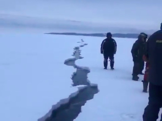 Спасатели доставили 26 рыбаков на берег со льдины на Сахалине