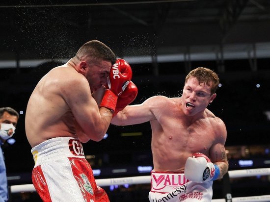 Альварес уничтожил боксера, обещавшего выбить зубы Головкину