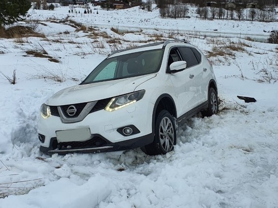 Ещё одну машину освободили из "снежного плена" в Тверской области