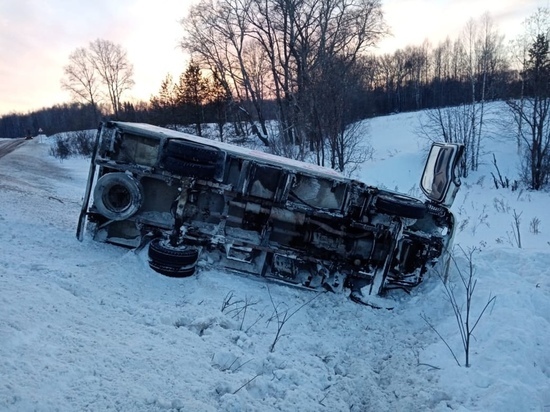 В Кировской области перевернулся автобус: погиб водитель
