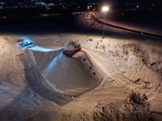 В Калуге вылепили самого большого снеговика России