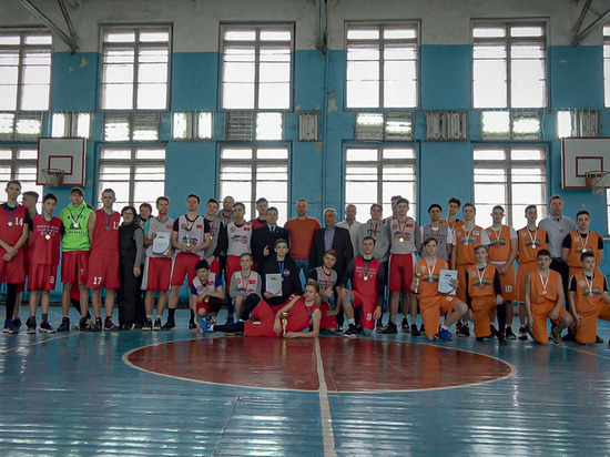 В Донецке провели первенство города по баскетболу среди юношей