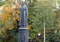 На одной из самых знаменитых площадей центра Москвы с официального соизволения властей чуть было не появился памятник правой руке Навального Леониду Волкову