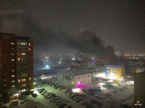 В Новосибирске загорелся склад со спецтехникой: подробности
