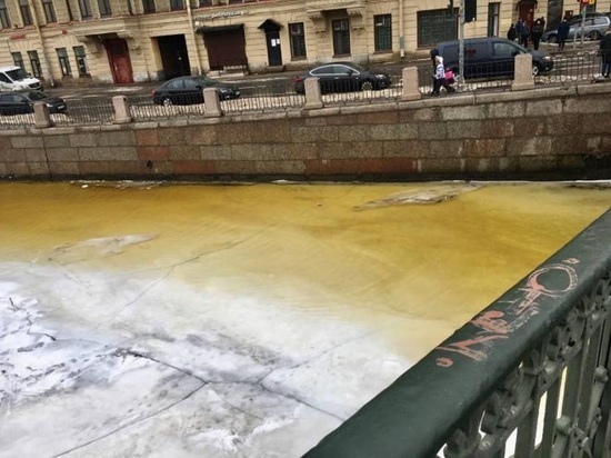 «Водоканал» объяснил «оттенки желтого» на реках Петербурга