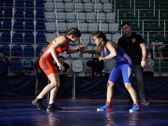 Спортсменки из Надыма взяли 4 «золота» на чемпионате Урала по женской борьбе