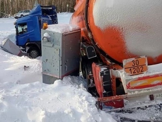 Бензовоз протаранил железную дорогу под Томском