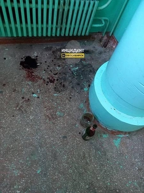 Окровавленный и разрушенный подъезд дома привел в ужас жителей Новосибирска