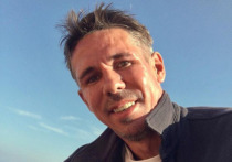 Некоторое время назад скандальный актер выложил снимок с нудистского пляжа в Испании