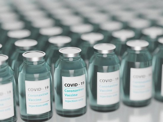 Получившие прививку от COVID-19 люди сообщают о том, что их старые болячки исчезают