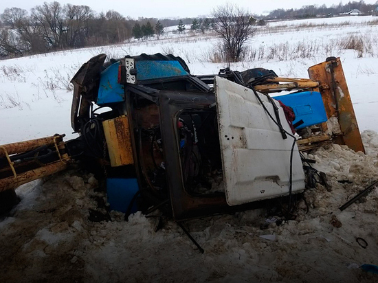 В Рязанской области в столкновении трактора и грузовика пострадал человек