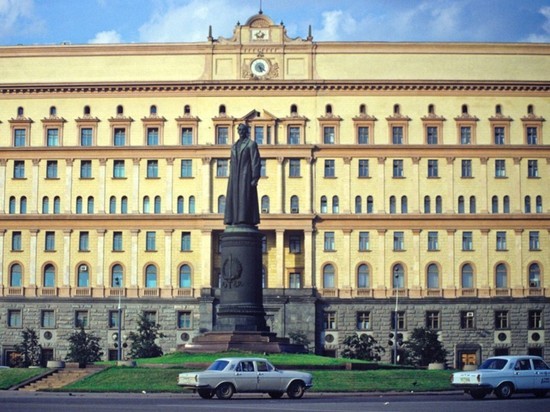 Кремль отказался комментировать отмену дискуссии о памятнике на Лубянке
