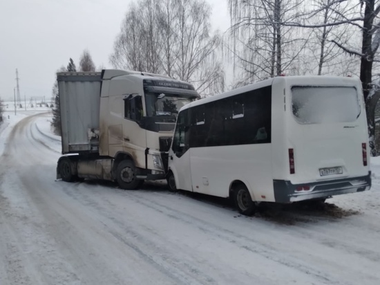 В Усть-Катаве столкнулись грузовик и маршрутка, пострадали 9 человек